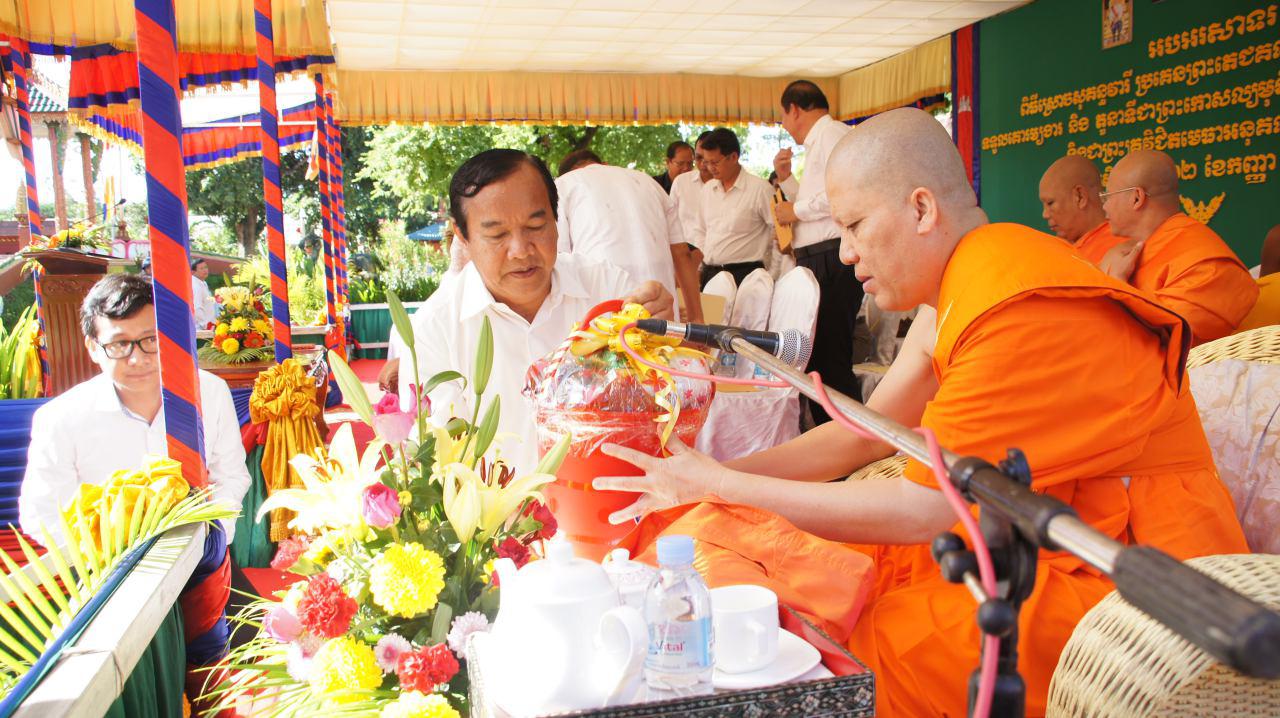 H.E Prak Sokhonn, Minister of Posts and Telecommunications went to join the Holly Water Dowse Ceremony for patriarch Pov Tola in Sothbor Pagoda at Saang District on September 12 2015.​