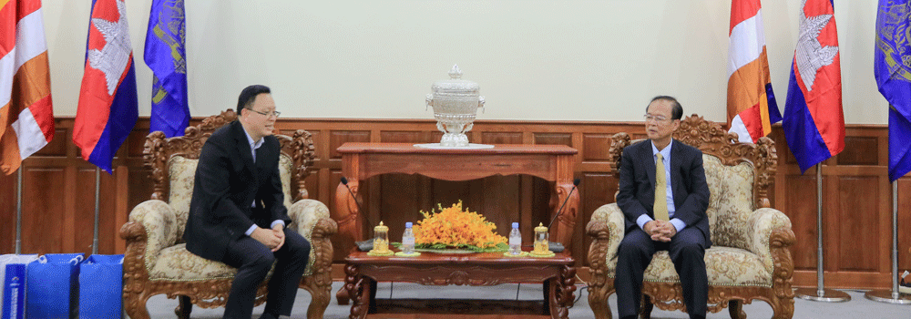 ឯកឧត្ដមរដ្ឋមន្ត្រី ត្រាំ អុីវតឹក អនុញ្ញាតឱ្យអគ្គនាយកក្រុមហ៊ុន CFOCN ចូលជួបសម្តែងការគួរសម និងពិភាក្សាការងារ នៅទីស្ដីការក្រសួង