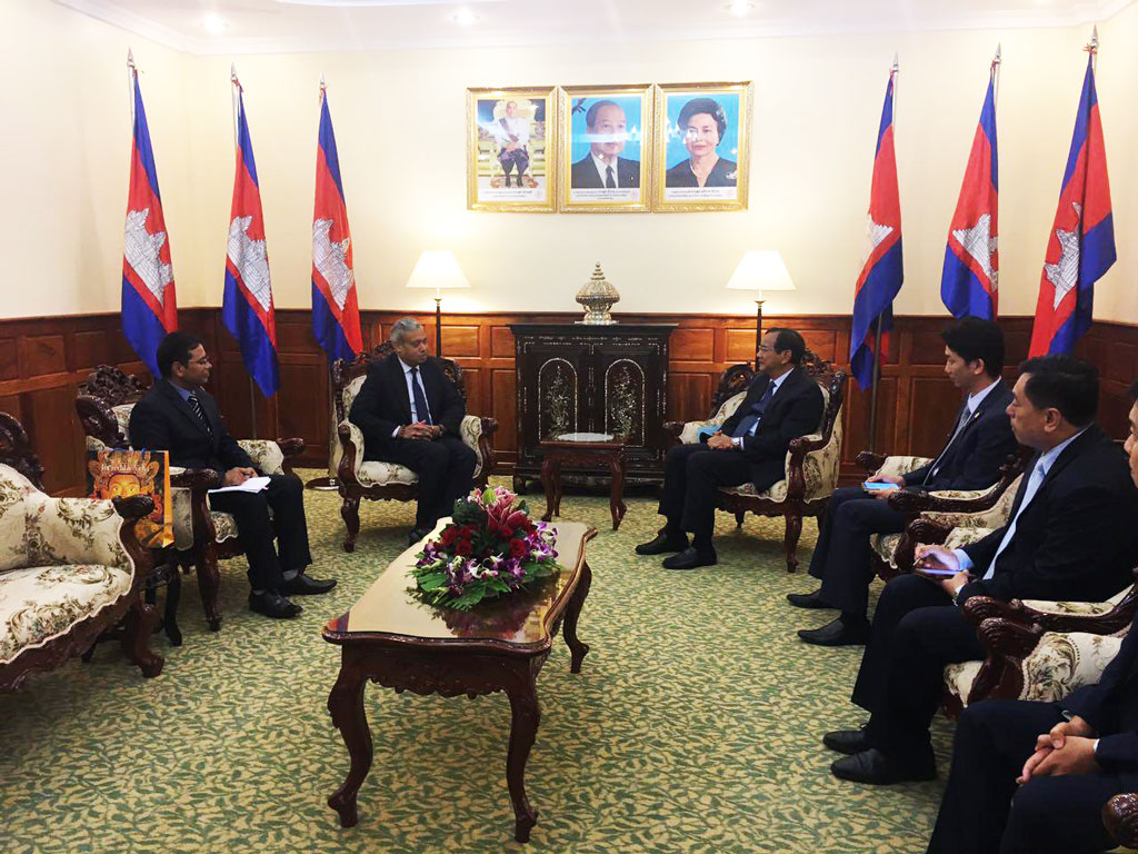 A courtesy call on H.E Minister by H.E Mr. Naveen Srivastava, newly Indian Ambassador to Cambodia on November 11, 2015.