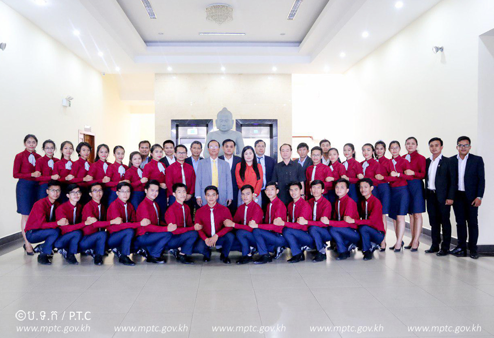 ឯកឧត្ដមរដ្ឋមន្ត្រី ត្រាំ អុីវតឹក អនុញ្ញាតឱ្យប្រតិភូយុវជននៃសមាគមនាវាយុវជនអាស៊ីអាគ្នេយ៍កម្ពុជា ចូលជួបសម្តែងការគួរសម នៅទីស្ដីការក្រសួងប្រៃសណីយ៍ និងទូរគមនាគមន៍​