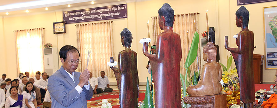 H.E. Minister Tram Iv Tek Presided Over the Ceremony of Preaching Sermon and Putting Rice into Monk’s Bowl , Chatting with Officials and Retired Officials During Khmer  New Year 2016, Year of Monkey.