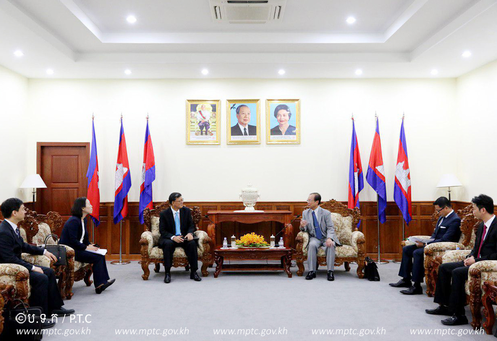 ពិធីសូត្រមន្ត​ រាប់បាត្រ ​និងសំណេះ​សំណាល​ជាមួយ​មន្ត្រីរាជការ​ និងនិវត្តន៍ជន ​ក្នុង​ឱកាស​បុណ្យចូល​ឆ្នាំថ្មី​ប្រពៃណីជាតិ​ខ្មែរ​​