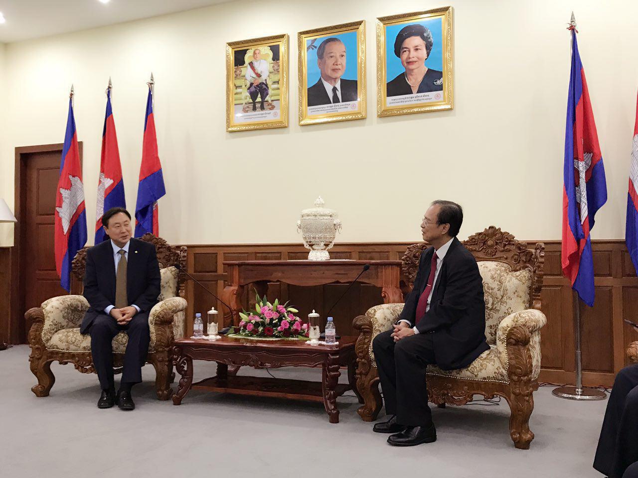 ឯកឧត្ដមរដ្ឋមន្ត្រី​ ត្រាំ អ៊ីវតឹក អនុញ្ញាត​ឲ្យ​លោក Shin Hyun Suk តំណាង​ក្រុម​ហ៊ុន Booyoung Khmer ចូល​ជួប​សម្តែង​ការ​គួរ​សម និង​ពិភាក្សា​ការងារ