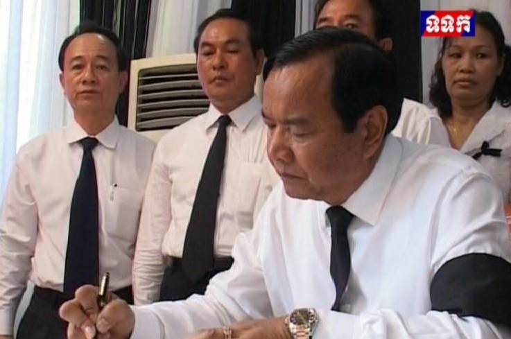 H.E Minister Prak Sokhonn, paid Contribute to the late H.E Phan Phin, Former Secretary of State of the Ministry of Posts and Telecommunications on October 6, 2015.