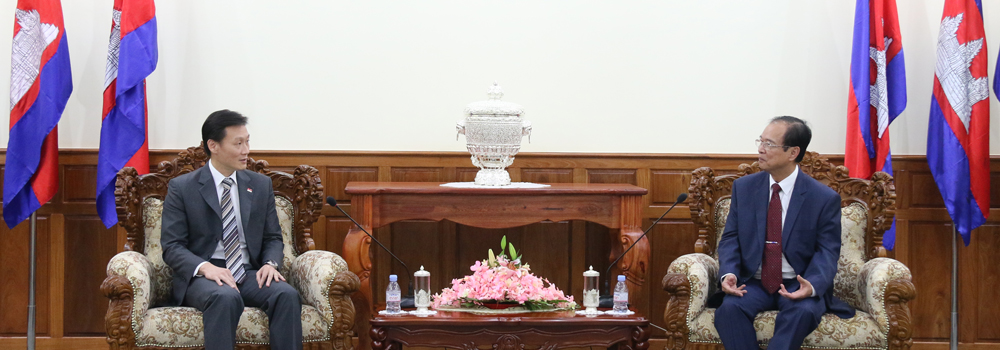 ឯកឧត្ដម ត្រាំ អីុវតឹក បានអនុញ្ញាតឲ្យឯកឧត្ដម​​ Michael​​ Tan​ ចូល​​ជួប​​សម្ដែង​​ការ​​គួរ​​សម​​ និង​​ពិភាក្សា​​ការ​​ងារ​​នៅ​ទីស្ដី​ការ​ក្រសួង​ប្រៃសណីយ៍​ និង​ទូរគមនាគមន៍​