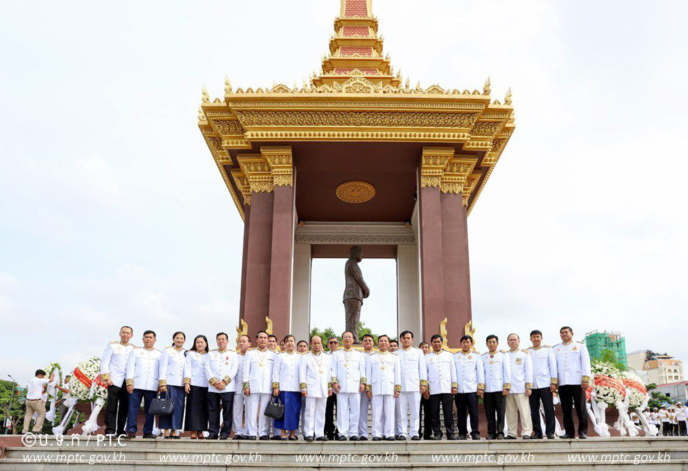 ឯកឧត្ដមរដ្ឋមន្ត្រី ត្រាំ អុីវតឹក អញ្ជើញចូលរួមថ្វាយកម្រងផ្កាគោរពព្រះវិញ្ញាណក្ខន្ធ ព្រះបរមរតនកោដ្ឋ នាព្រះមណ្ឌបសួនច្បារខាងកើតវិមានឯករាជ្យ&nbsp;