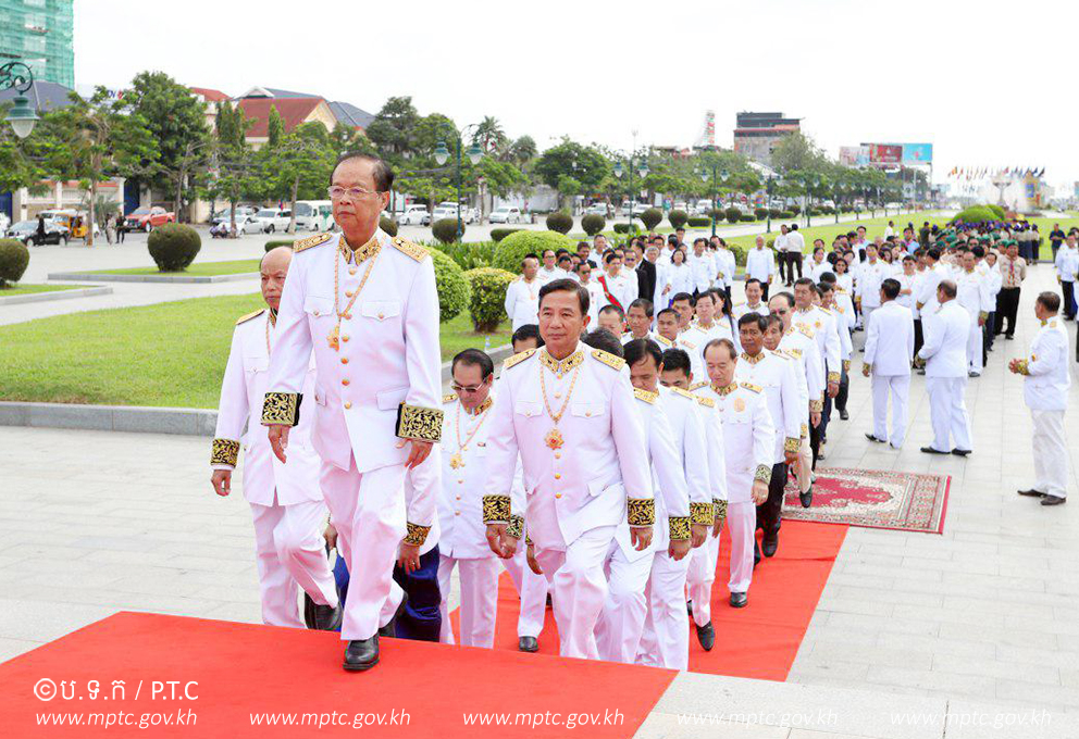 ឯកឧត្ដមរដ្ឋមន្ត្រី ត្រាំ អុីវតឹក អញ្ជើញចូលរួមថ្វាយកម្រងផ្កាគោរពព្រះវិញ្ញាណក្ខន្ធ ព្រះបរមរតនកោដ្ឋ នាព្រះមណ្ឌបសួនច្បារខាងកើតវិមានឯករាជ្យ&nbsp;