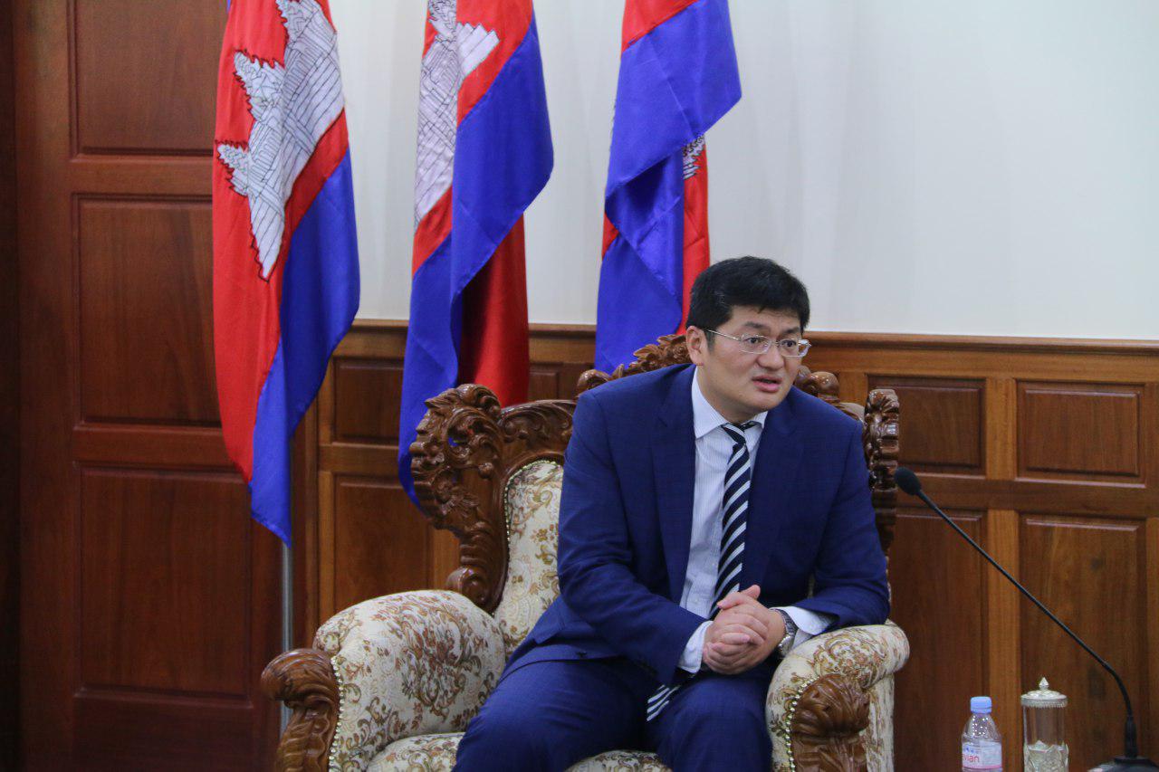 A Courtesy Call on H.E. Minister Tram Iv Tek by Mr. Li RuiYang, Deputy Director of ZTE for Southeast Asia