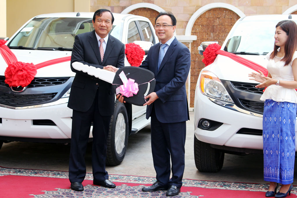 H.E Prak Sokhonn, minister of Posts and Telecommunications went to visit and encourage Kong Divin, Microsoft PowerPoint 2010 award winner on 02 September 2015.