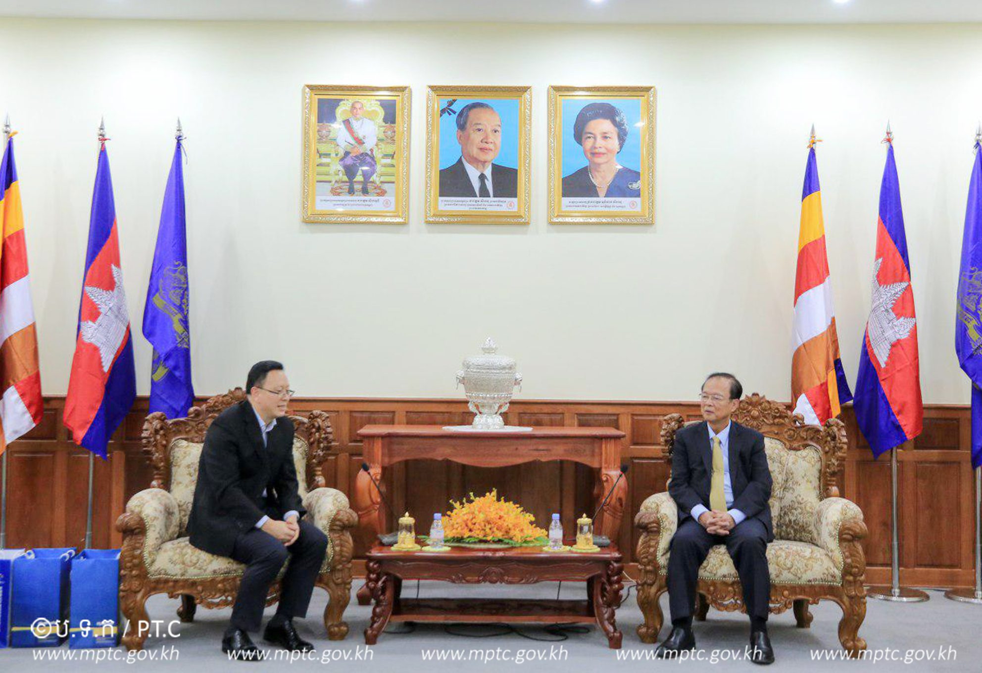 ឯកឧត្ដមរដ្ឋមន្ត្រី ត្រាំ អុីវតឹក អនុញ្ញាតឱ្យអគ្គនាយកក្រុមហ៊ុន CFOCN ចូលជួបសម្តែងការគួរសម និងពិភាក្សាការងារ នៅទីស្ដីការក្រសួង​ប្រៃសណីយ៍ និងទូរគមនាគមន៍