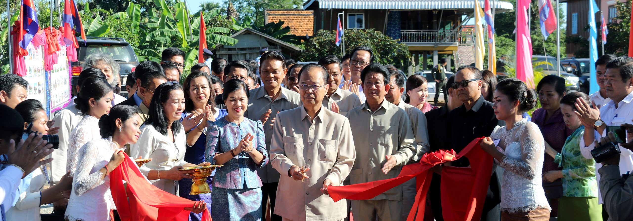 ឯកឧត្ដមរដ្ឋមន្ត្រី ត្រាំ អុីវតឹក អញ្ជើញជាអធិបតីក្នុងពិធីសម្ពោធដាក់ឲ្យប្រើប្រាស់វិទ្យាល័យហ៊ុនសែនទួលខ្ពស់ និងដាក់ឲ្យដំណើរការប្រព័ន្ធ Digital Connectivity for School&nbsp;