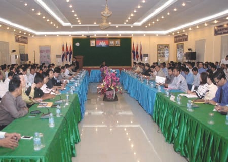 ឯកឧត្តម ប្រាក់ សុខុន រដ្ឋមន្ត្រីក្រសួង​ប្រៃសណីយ៍ និង​ទូរគមនាគមន៍​សំណេះ​សំណាល​ជា​មួយ​មន្ត្រី​រាជការ​ក្រោម​ឱវាទ ថ្ងៃទី ១៧ ខែ តុលា ឆ្នាំ២០១៣