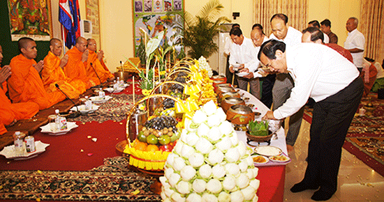 ពិធីសូត្រមន្ត្រ រាប់បាត្រ និងសំណេះសំណាលជាមួយមន្ត្រីរាជការ និងនិវត្តន៍ជន ក្នុងឱកាសបុណ្យចូលឆ្នាំថ្មីប្រពៃណីជាតិ