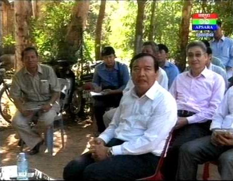 ឯកឧត្តមប្រាក់សុខុន​​​ រដ្ឋមន្ត្រីក្រសួងប្រៃសណីយ៍និងទូរគមនាគមន៍&shy; បានដឹកនាំមន្ត្រីក្រោមឱវាទជួបសំណេះសំណាលជា&shy;មួយប្រជាពលរដ្ឋក្រីក្រចំនួន១០គ្រួសារ នៅឃុំ&shy;ត្រើយស្លា ស្រុកស្អាង ខេត្តកណ្តាល ថ្ងៃទី២៨ ខែឧសភា ឆ្នាំ២០១៥។