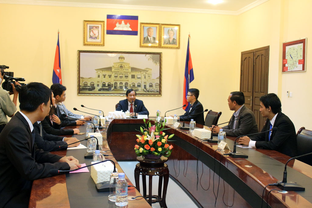 ម្ចាស់ជ័យលាភី Microsoft PowerPoint 2010 លោក គង់ ឌីវីន ចូលជួប និងទទួលការលើកទឹកចិត្ត ពីឯកឧត្តមរដ្ឋមន្ត្រី នារសៀលថ្ងៃទី ០២ ខែកញ្ញា ឆ្នាំ២០១៥"​