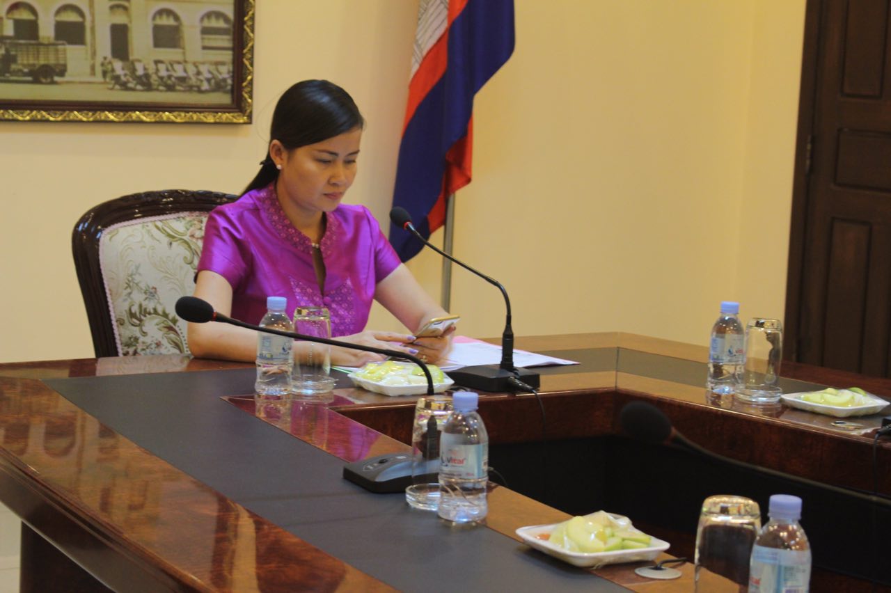 លោកជំទាវ​ ប្រាក់​ ច័ន្ទណយ​ រដ្ឋលេខាធិការក្រសួងប្រៃសណីយ៍​ និងទូរគមនាគមន៍​ ដឹកនាំកិច្ចប្រជុំពិភាក្សាការងារយេនឌ័រ​ នៅទីស្តីការក្រសួង​ នាថ្ងៃទី១៣​ ខែមករា​ ឆ្នាំ២០១៦