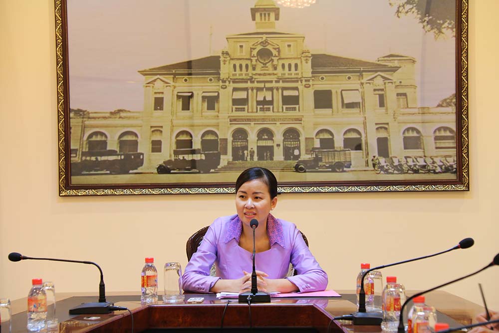 លោកជំទាវ ប្រាក់ ច័ន្ទណយ រដ្ឋលេខាធិការ ក្រសួងប្រៃសណីយ៍ និងទូរគមនាគមន៍ ដឹកនាំកិច្ចប្រជុំពិភាក្សាការងារត្រៀមរៀបចំពិធីអបអរសាទរទិវាអន្តរជាតិនារី ៨មីនា ខួបលើកទី១០៥ នៅទីស្ដីការក្រសួង នាព្រឹកថ្ងៃទី២៩ ខែមករា ឆ្នាំ២០១៦។