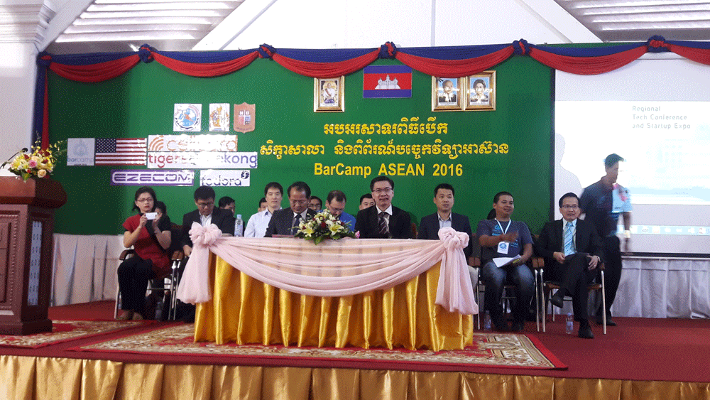 ឯកឧត្ដម ជុន វ៉ាត អគ្គនាយក នៃអគ្គនាយកដ្ឋានបច្ចេកវិទ្យាគមនាគមន៍ និងព័ត៌មាន (ICT) អញ្ជើញជាអធិបតីក្នុងពិធីបើកសិក្ខាសាលាបារខែម​អាស៊ាន ២០១៦