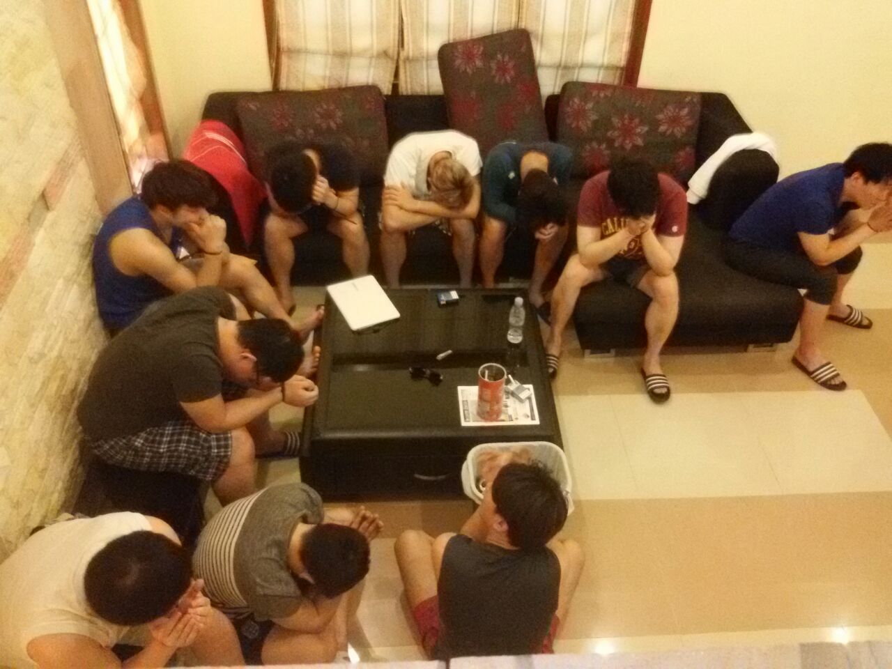 មន្ត្រីជំនាញនៃក្រសួងប្រៃសណីយ៍​ និងទូរគមនាគមន៍​ សហការជាមួយសមត្ថកិច្ចដែលពាក់ព័ន្ធ​ បង្ក្រាបបទល្មើសតាមប្រព័ន្ធទូរគមនាគមន៍​ បង្កឡើងដោយជនជាតិកូរ៉េ​ ២៣​ នាក់