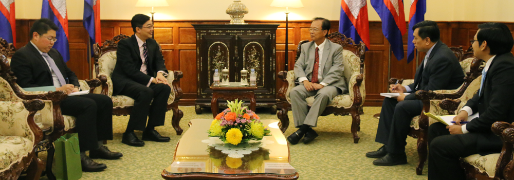 ឯកឧត្ដមរដ្ឋមន្ត្រី ត្រាំ អ៊ីវ​ តឹក ទទួលជួបសំណេះសំណាលការងារជាមួយឯកឧត្ដម Kavin Cheok ឯកអគ្គរដ្ឋទូតសឹង្ហបុរីប្រចាំនៅកម្ពុជា