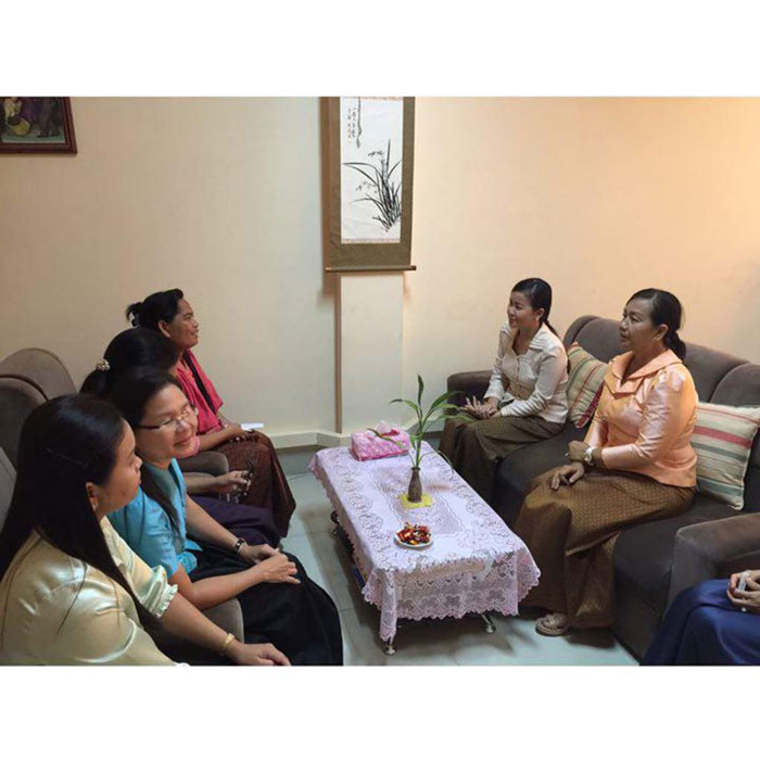 លោក​ជំទាវ&nbsp;រស​់​ សូរក្ខា និង​លោកជំទាវប្រាក់​ ច័ន្ទណយ&nbsp;រដ្ឋលេខាធិការក្រសួងប្រៃសណីយ៍ និងទូរគមនាគមន៍&nbsp;​ចុះសួរសុខទុក្ខ និងជូនថវិកាដល់មន្ត្រីដែលមានជំងឺទើបវះកាត់រួច