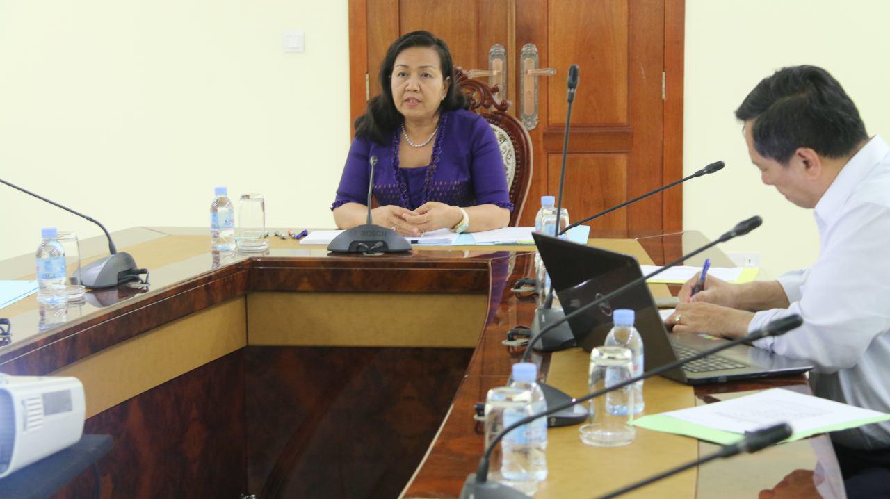 លោកជំទាវ រស់ សូរក្ខា រដ្ឋលេខាធិការក្រសួងប្រៃសណីយ៍ និងទូរគមនាគមន៍ អញ្ជើញដឹកនាំកិច្ចប្រជុំពិភាក្សាលើសេចក្ដីព្រាងប្រកាសស្ដីពីការតភ្ជាប់ និងការផ្ដល់ទិន្នន័យសេវាទូរគមនាគមន៍ និងព័ត៌មានវិទ្យា នៅទីស្ដីការក្រសួង