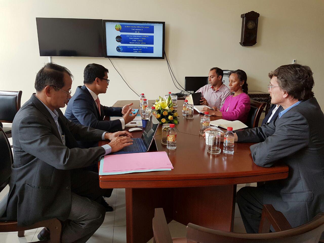 ឯកឧត្ដមរដ្ឋលេខាធិការ &nbsp;កាន ច័ន្ទមេត្តា អនុញ្ញាតឲ្យលោកស្រី Marian Croak ចូលជួបសម្តែងការគួរសម និងពិភាក្សាការងារ