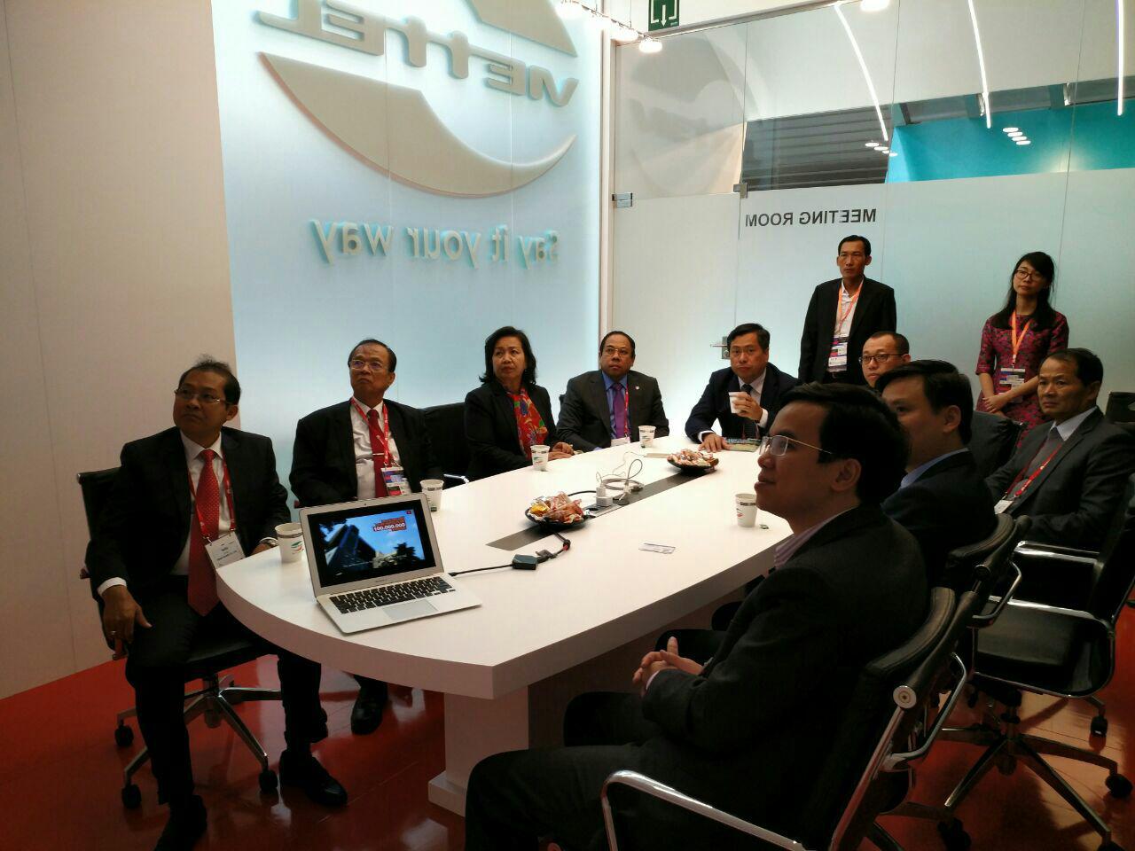 ឯកឧត្តមរដ្ឋមន្ត្រី&nbsp;ត្រាំ អុីវតឹក អញ្ជើញ​ដឹកនាំគណ​ប្រតិភូ​ក្រសួង ប.ទ ទស្សនកិច្ច​នៅ​បញ្ជរ (Booth) Viettel &nbsp;ដែល​បាន​ដាក់​តាំង​ក្នុង​កម្ម​វិធី GSMA World Congress 2017&nbsp;នៅ​ទីក្រុង​បាសេ​ឡូណា ប្រទេស​អេស្ប៉ាញ