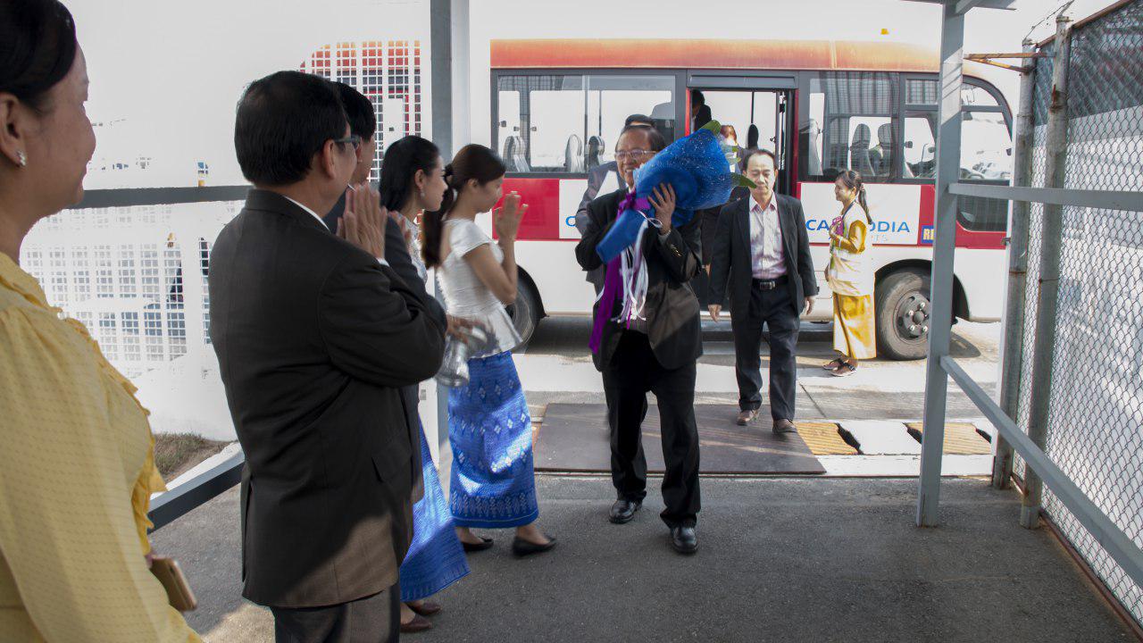 ឯកឧត្ដម ត្រាំ អុីវតឹក ដឹកនាំគណៈប្រតិភូក្រសួងធ្វើដំណើរមាតុភូមិនិវត្តន៍មកដល់ព្រលានយន្តហោះអន្តរជាតិភ្នំពេញក្រោយពីបញ្ចប់ការចូលរួមមហាសន្និបាតទូរស័ព្ទចល័តពិភពលោក (GSMA Mobile World Congress 2017) និងកម្មវិធីថ្នាក់រដ្ឋមន្ត្រី