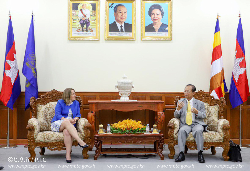 ឯកឧត្ដមរដ្ឋមន្ត្រី ត្រាំ អុីវតឹក អនុញ្ញាតឱ្យលោកជំទាវ Tina Redshaw ចូលជូបសម្ដែងការគួរសម និងពិភាក្សាកាងារ នៅទីស្ដីការក្រសួង​ប្រៃសណីយ៍និងទូរគមនាគមន៍