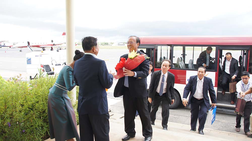H.E. Minister Tram Iv Tek and Delegations Arrived the Kingdom of Cambodia after Completing 5-day-long Official Visit, Ha Noi, Socialist Republic of Vietnam.