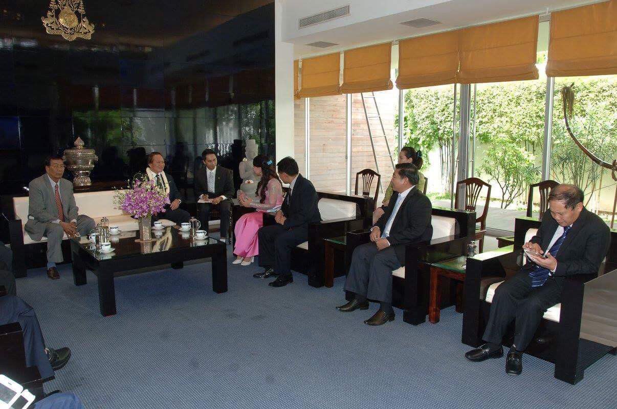 H.E. Truong Minh Tuan, Minister of Information and Communications of the Socialist Republic of Vietnam Warmly Welcomed by Lok Chumteav  Chring Botumransay at Phnom Penh International Airport.
