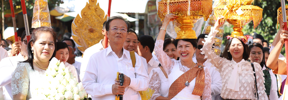 ឯកឧត្ដមរដ្ឋមន្ត្រី ត្រាំ អុីវតឹក និងលោកជំទាវ ដង្ហែអង្គកឋិនឆ្ពោះទៅកាន់វត្តពោធិទន្ទឹម ស្ថិតក្នុងស្រុកទឹកផុស ខេត្តកំពង់ឆ្នាំង