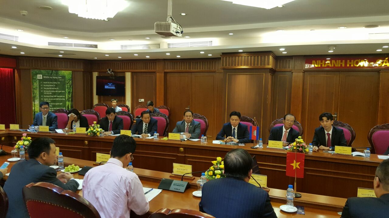 H.E. Tram Iv Tek, Minister of Posts and Telecommunications and Delegations Paid a Visit to Telecommunications Alliance Troops, Ha Noi.