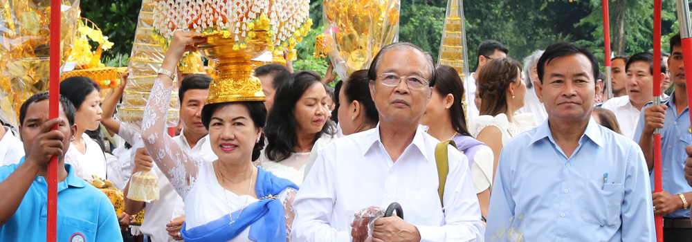 ឯកឧត្ដមរដ្ឋមន្ត្រី ត្រាំ អុីវតឹក និង​លោក​ជំទាវ​ ដង្ហែ​អង្គ​កឋិន​ទាន​ទៅ​វត្ត​វិហារ​បិទ​មាស​ ស្ថិត​នៅ​ភូមិ​ជី​ពូក​ ឃុំ​ក្បាល​ទឹក​ ស្រុក​ទឹក​ផុស ខេត្ត​កំពង់​ឆ្នាំង​