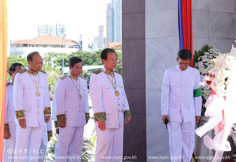 ​ឯកឧត្ដម​ ត្រាំ អុីវតឹក​ អញ្ជើញ​​ដឹក​នាំ​មន្ត្រី​រាជ​ការ​ជាន់​ខ្ពស់​​ក្រសួង ថ្វាយ​កម្រង​ផ្កា​ ខួប​អនុស្សា​វរីយ៍​លើក​ទី​៦៤​ នៃ​ទិវាបុណ្យ​ឯករាជ្យ​ជាតិ ​៩ ​វិច្ឆិកា​ ឆ្នាំ​២០១៧