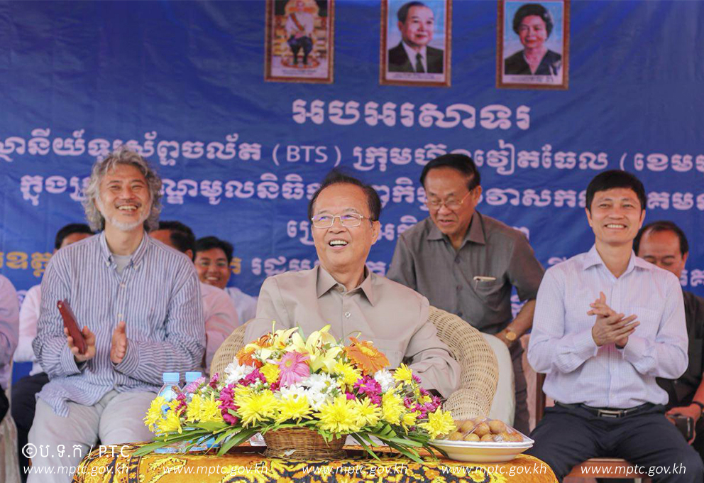 ឯកឧត្ដមរដ្ឋមន្ត្រី ត្រាំ អុីវតឹក អញ្ជើញត្រួតពិនិត្យ និងប្រកាសដាក់ឲ្យស្ថានីយ៍ទូរស័ព្ទចល័តរបស់ក្រុមហ៊ុនមិត្តហ្វូន (Metfone)&nbsp;នៅស្រុកកំពង់លែង ខេត្តកំពង់ឆ្នាំង​