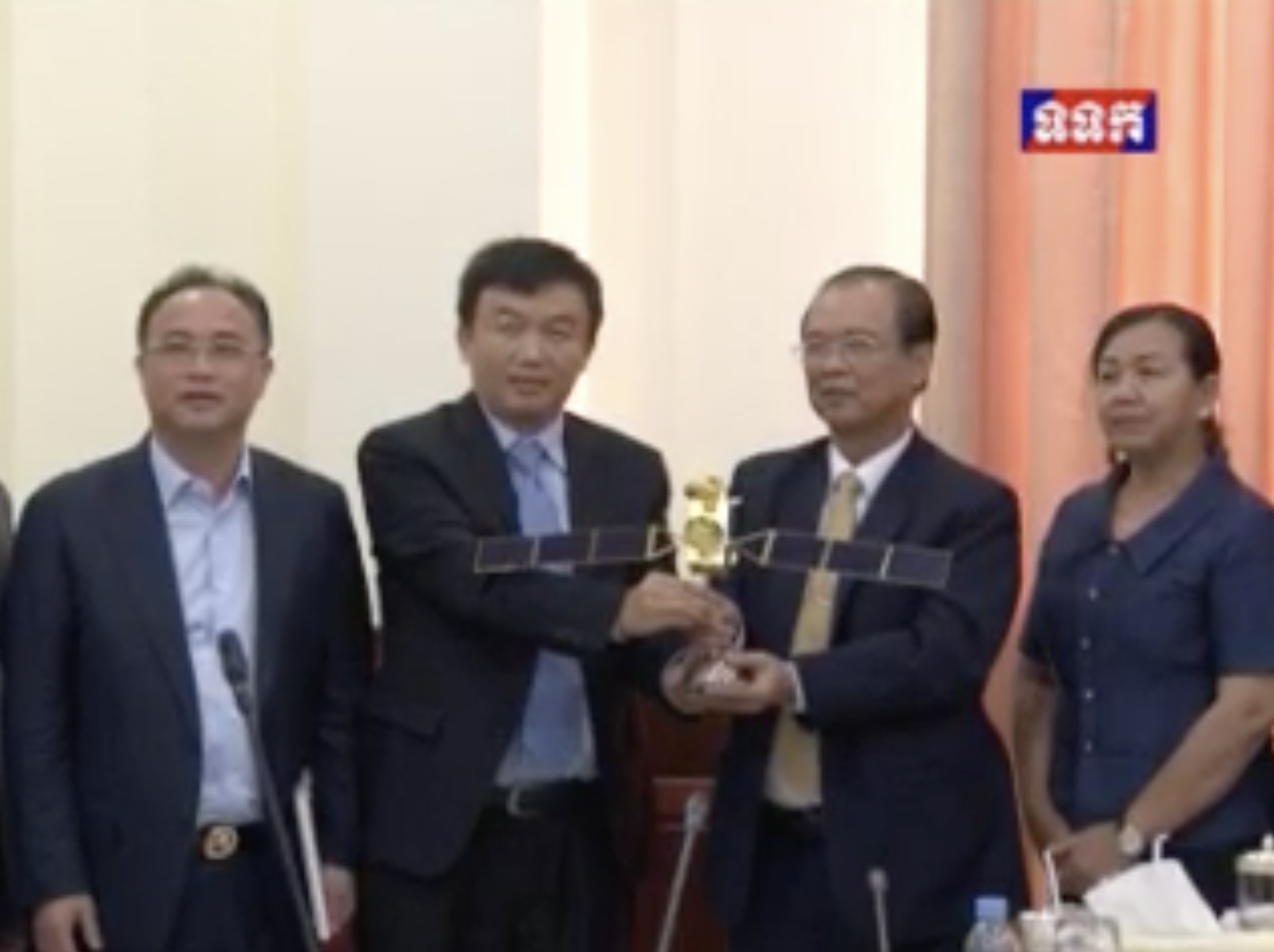 ឯក​ឧត្ដម​រដ្ឋ​មន្ត្រី​​ ត្រាំ ​​អុីវ​​តឹក​​ អនុញ្ញាត​​ឲ្យ​ក្រុម​ហ៊ុន​​​រ៉ូយ៉ាល់​​គ្រុប​ចូល​ជួប​ពិភាក្សា​ និង​ធ្វើ​បទ​បង្ហាញ​ស្តីពី​ការ​សិក្សា​គម្រោង​ និង​លទ្ធភាព​ក្នុង​ការ​បាញ់​បង្ហោះ​ផ្កាយ​រណប​