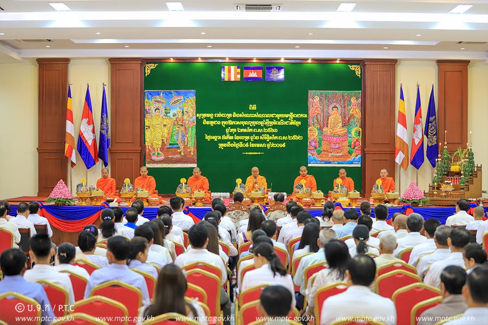 ​ពិធី​សូត្រ​មន្ត​ ​រាប់បាត្រ​ ​និង​សំណេះសំណាល​ជាមួយ​មន្ត្រី​រាជការ​ ​និង​និវត្តន៍ជន​ ​ក្នុង​ឱកាស​បុណ្យចូលឆ្នាំ​ថ្មី​ប្រពៃណី​ជាតិខ្មែរ​