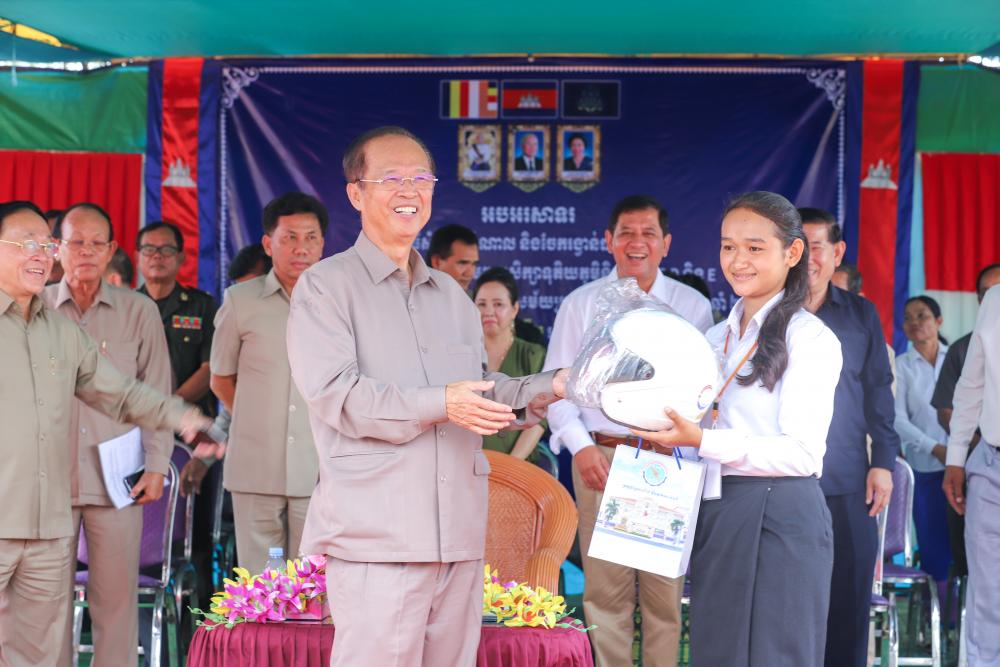 ​ឯកឧត្តម​រដ្ឋមន្ត្រី​ ​ត្រាំ​ អុី​វ​តឹក​ ​អញ្ជើញ​ជា​អធិបតី​ដ៏​ខ្ពង់ខ្ពស់​ក្នុង​ពិធី​ជួប​សំណេះសំណាល​ ​និង​ចែក​រង្វាន់​ដល់​សិស្ស​ប្រឡងជាប់​សញ្ញាបត្រមធ្យមសិក្សា​ទុតិយ​ភូមិ​ ​មកពី​ស្រុក​ទឹកផុស​ ​និង​ស្រុក​កំពង់​លែង​ ​ខេត្ត​កំពង់ឆ្នាំង​