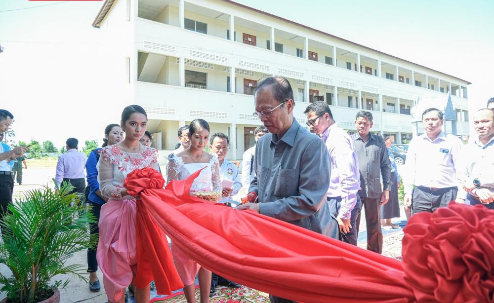 ​ឯកឧត្តម​រដ្ឋមន្ត្រី​ ​ត្រាំ​ អុី​វ​តឹក​ ​អញ្ជើញ​ជា​អធិបតី​ក្នុង​ពិធី​ប្រគល់​-​ទទួល​កុំព្យូទ័រ​ ​និង​ស​ម្ភារៈ​បច្ចេកទេស​គាំទ្រ​ការ​បង្រៀន​ ​I​C​T​ ​សម្រាប់​ការអប់រំ​តាម​ប្រព័ន្ធ​ឌី​ជី​ថល​នៅ​ក​ម្រិ​ត​មធ្យមសិក្សា​ទុតិយ​ភូមិ​ ​និង​កា​រដាក់​ឱ្យ​ដំណើរការ​ជា​ផ្លូវការ​ស្ថា​នី​យ៍​អង់តែន​ទូរស័ព្ទ​ចល័ត​ថ្មី​ (B​T​S) ​នៅ​ស្រុក​ទឹកផុស​ ​ខេត្ត​កំពង់ឆ្នាំង​