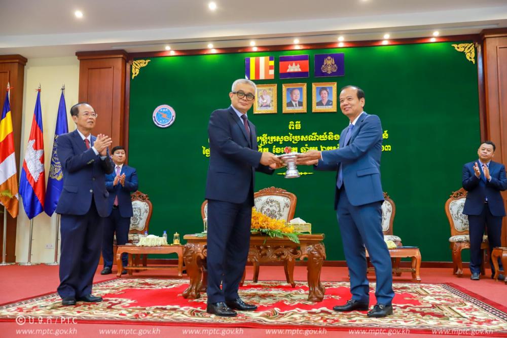 ​ពិធី​ប្រកាស​ផ្ទេរ​ ​និង​ ​ប្រគល់​តំណែង​រដ្ឋ​ម​ន្រ្តី​ក្រសួងប្រៃសណីយ៍និងទូរគមនាគមន៍​