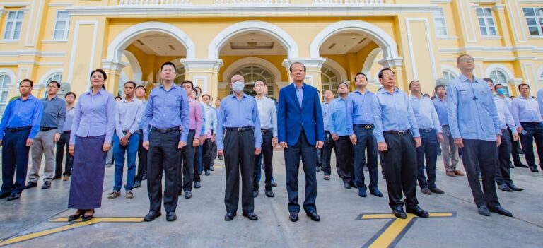 ថ្នាក់ដឹកនាំនិងមន្ត្រីរាជការនៃក្រសួងប្រៃសណីយ៍និងទូរគមនាគមន៍ ចូលរួមគោរពទង់ជាតិ វេលាម៉ោង ៧:៣០ នាទីព្រឹករៀងរាល់ថ្ងៃធ្វើការ