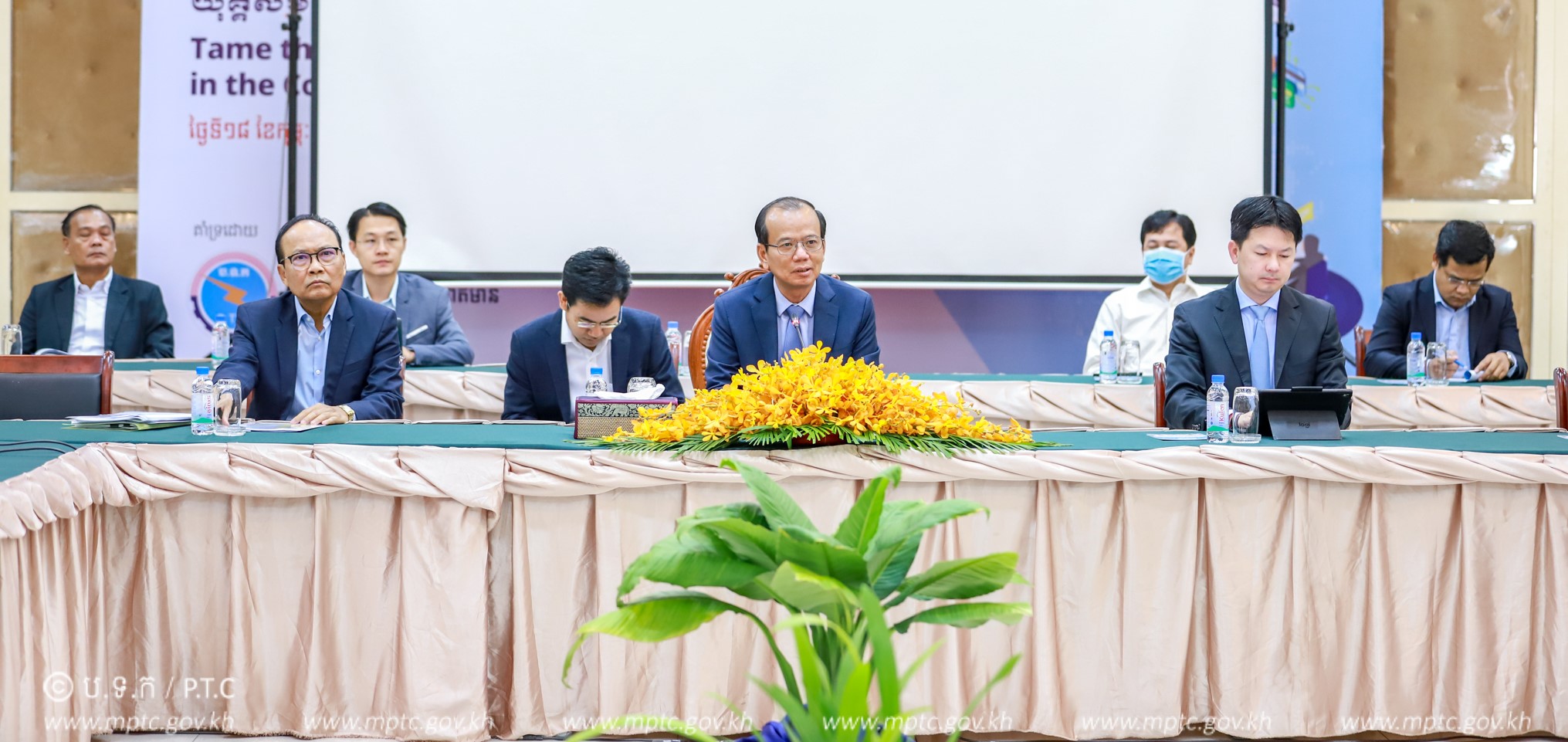 Minister Vandeth Chea held discussion with mobile operators about app for tracing and identifying Covid-19 symptoms via telephone system