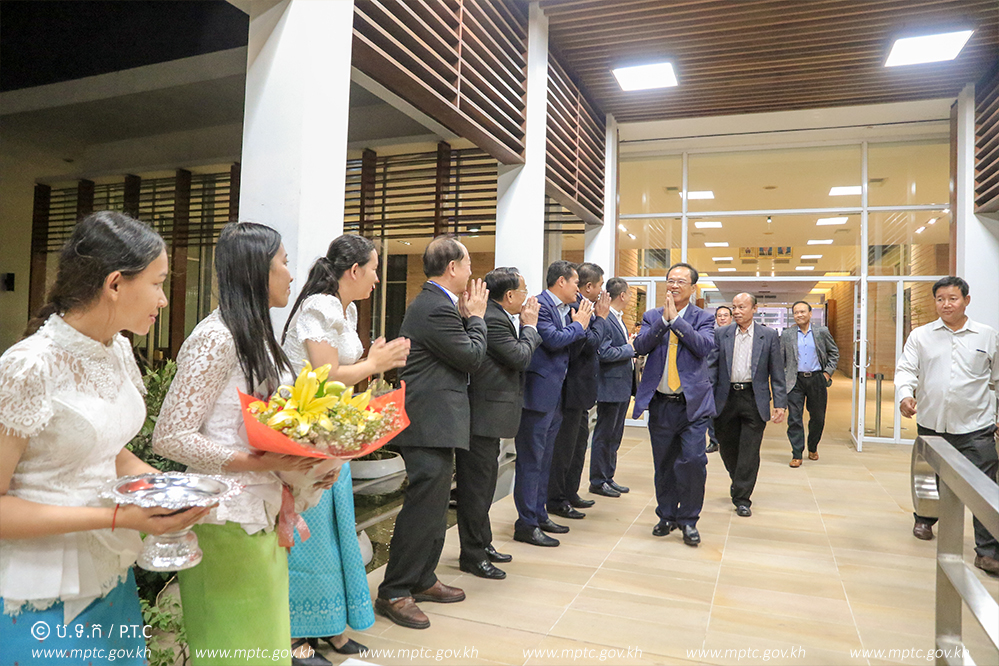 ឯកឧត្តមរដ្ឋមន្ត្រី ត្រាំ អុីវតឹក អញ្ជើញដឹកនាំគណៈប្រតិភូក្រសួងទៅចូលរួមមហាសន្និបាតទូរស័ព្ទចល័តពិភពលោក នៅប្រទេសអេស្ប៉ាញ