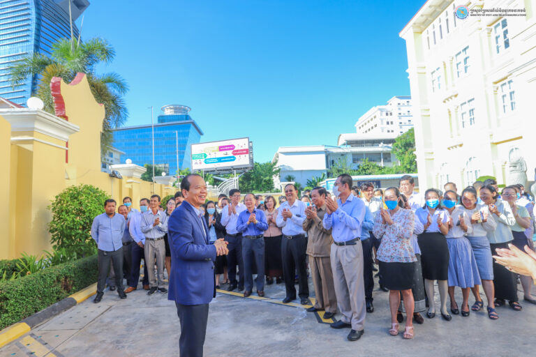 ថ្នាក់ដឹកនាំ និងមន្ត្រីរាជការ នៃក្រសួងប្រៃសណីយ៍និងទូរគមនាគមន៍ បានចូលរួមបរិច្ចាកថវិកាសរុបចំនួន ៨០,០០០,០០០រៀល ជូនទៅក្រសួងសុខាភិបាល ដើម្បីបន្តការការពារ និងប្រយុទ្ធប្រឆាំងជំងឺកូវីដ-១៩