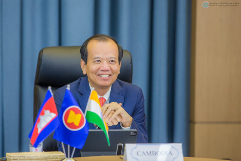 ក្រសួងប្រៃសណីយ៍និងទូរគមនាគមន៍ ឧបត្ថម្ភថវិកាចំនួន ១ ម៉ឺនដុល្លារ ជូនកាកបាទក្រហមកម្ពុជា