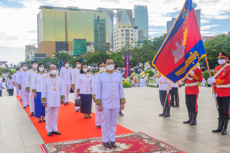 ថ្នាក់ដឹកនាំក្រសួងប្រៃសណីយ៍និងទូរគមនាគមន៍ បានអញ្ជើញចូលរួមថ្វាយកម្រងផ្កាគោរពព្រះវិញ្ញាណក្ខន្ធ ព្រះបរមរតនកោដ្ឋ គម្រប់ខួប ៩ ឆ្នាំ