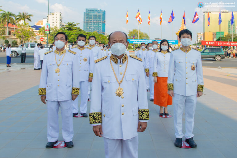 ថ្នាក់ដឹកនាំក្រសួងប្រៃសណីយ៍និងទូរគមនាគមន៍ បានដឹកនាំប្រតិភូក្រសួងចូលរួមដាក់កម្រងផ្កាគោរពវិញ្ញាណក្ខន្ធ ក្នុងឱកាសខួបលើកទី៦៨ នៃទិវាបុណ្យឯករាជ្យជាតិ