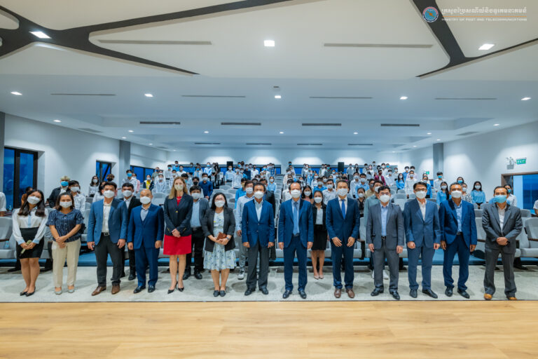 ឯកឧត្តមរដ្ឋមន្ត្រី ជា វ៉ាន់ដេត បានអញ្ជើញជាអធិបតីក្នុងពិធីសំណេះសំណាលជាមួយនិស្សិតអាហារូបករណ៍ទេពកោសល្យឌីជីថលតេជោ  ចំនួន១០០នាក់ នៅ  CADT